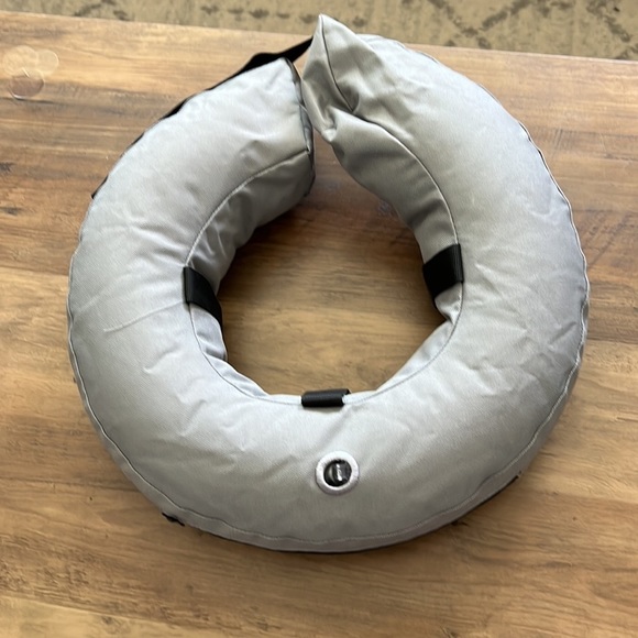 Inflatable Collar for dogs. Size Medium. Fits Neck Size: 15-30 inches. NWOT - Picture 2 of 6
